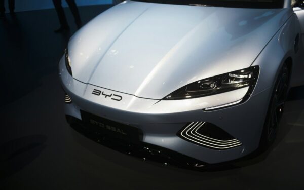 Kas užėmė „Tesla“ vietą elektromobilių rinkoje? Paaiškėjo, kodėl  rinkoje dominuoja BYD ir „Kia“