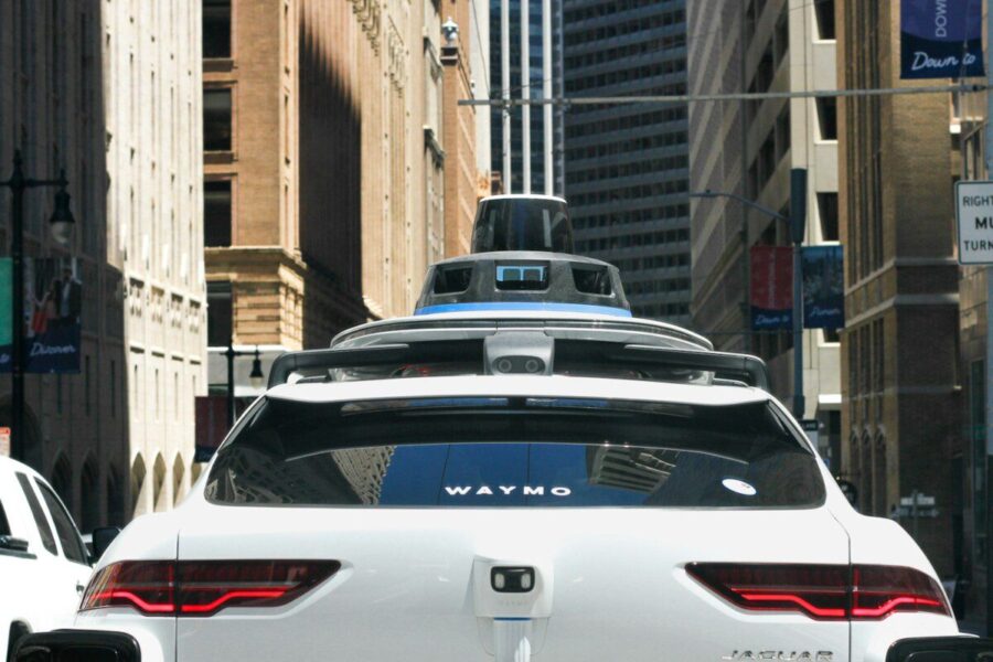 Autonominių automobilių plėtra stringa: Niujorkas nepritarė „Waymo“ robotaksi idėjai