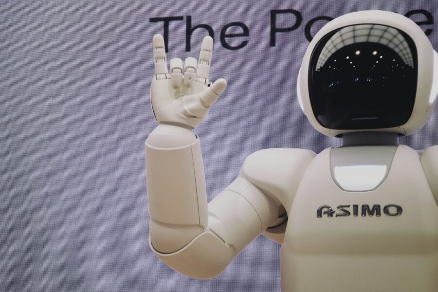 Gatvėse jau patruliuoja robotai: baudos be pareigūnų, ar tai nauja realybė ir Europoje?