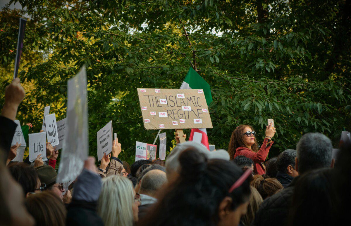 Kraujuojantis Iranas ir kietėjanti retorika iš JAV: pasaulis stebi pavojingą eskalaciją