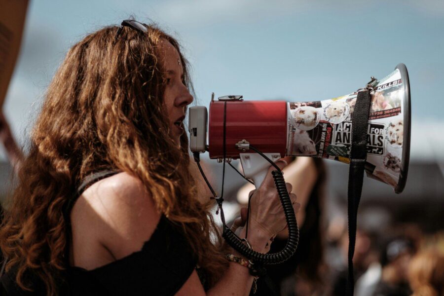 Vokietijoje tūkstančiai išėjo į gatves: masiniai protestai dėl kurdų virto susirėmimais