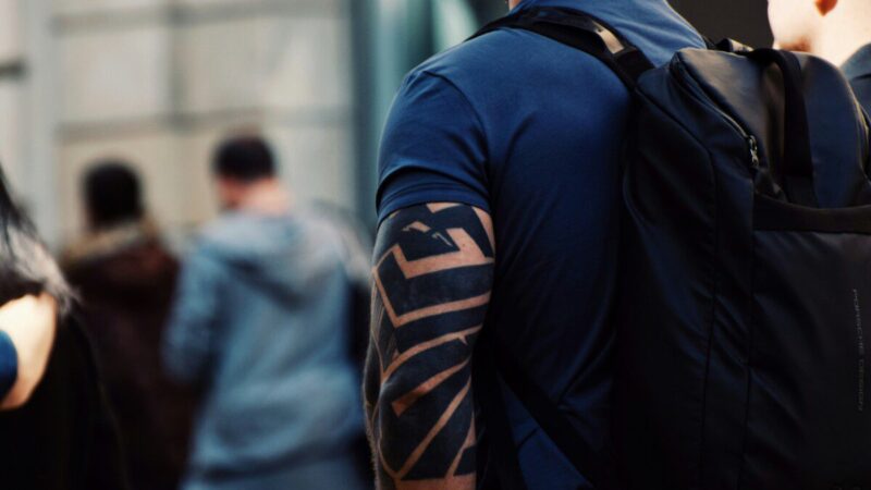 Komplikacijos po tatuiruotės: raudonos spalvos dažai išprovokavo sisteminę alerginę reakciją