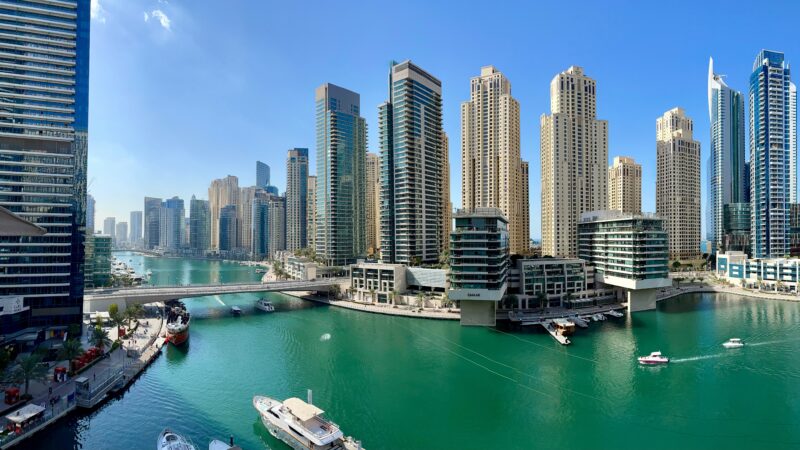 „Mercedes“ keliasi į dangoraižius: naujas Dubajaus projektas žymi plėtrą už automobilių rinkos ribų