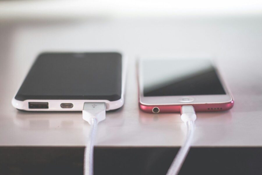 Šią klaidą su išmaniuoju telefonu daro daugelis: štai kur krauti telefoną griežtai draudžiama