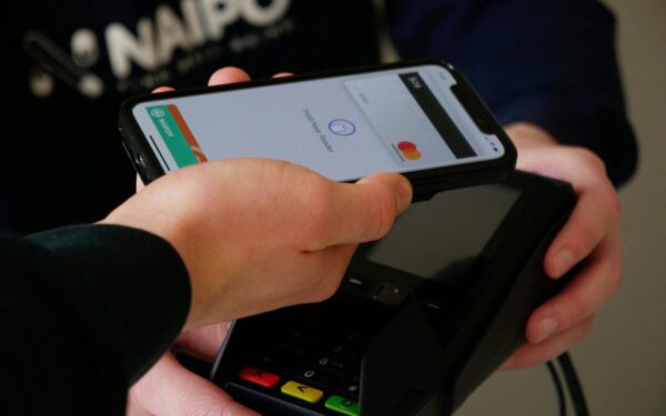 Telefonas tapo pagrindiniu taikiniu: sukčiai naudoja triukus, apie kuriuos daugelis sužino per vėlai