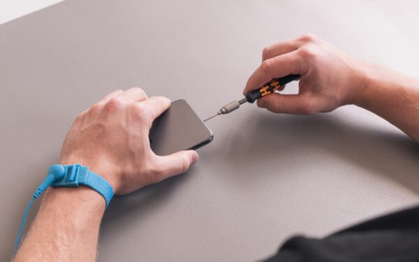 Specialistai perspėja: ši „iPhone“ naudojimo klaida dažnai baigiasi brangiu remontu