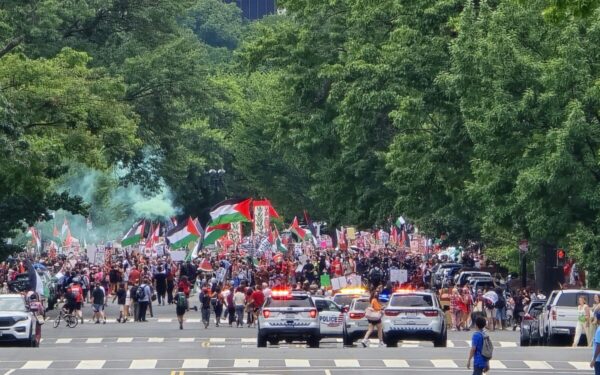 JAV bręsta chaosas: masiniai protestai paralyžiuoja miestus, kovinėje parengtyje net ir kariuomenė