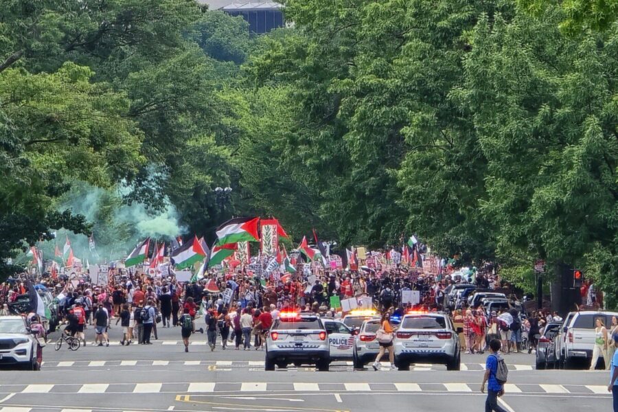 JAV bręsta chaosas: masiniai protestai paralyžiuoja miestus, kovinėje parengtyje net ir kariuomenė