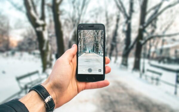 Telefonas žiemą miršta greičiau nei bet kada: kaip per šalčius išsaugoti išmanųjį ir nervus?