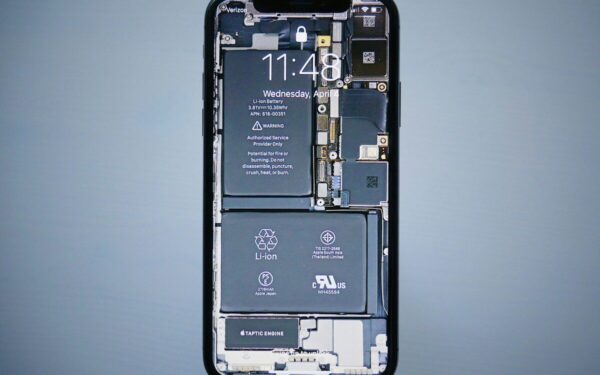 „iPhone“ lėktuve gali išsipūsti akimirksniu: tylus ženklas, kurį ignoruoja beveik visi, o paskui gailisi