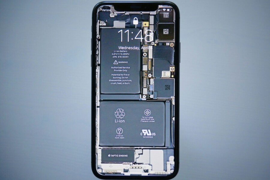 „iPhone“ lėktuve gali išsipūsti akimirksniu: tylus ženklas, kurį ignoruoja beveik visi, o paskui gailisi