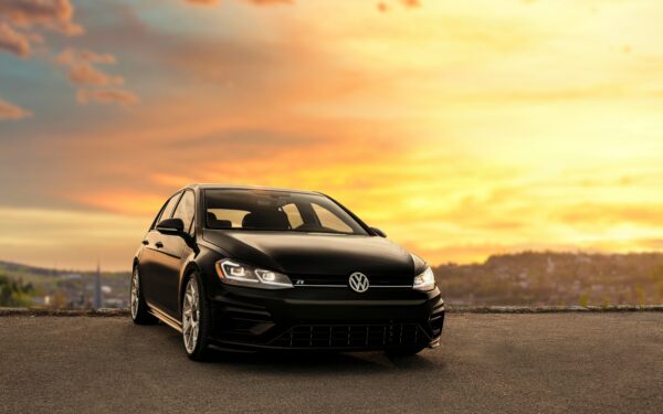 Daugelis masiškai keičia automobilius: senos mašinos traukiasi, šturmuojami nauji modeliai