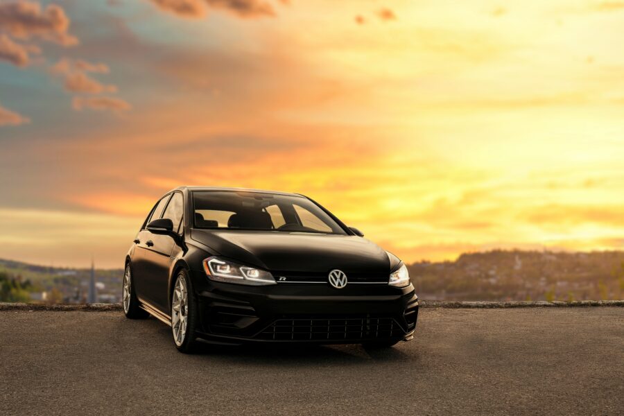 Daugelis masiškai keičia automobilius: senos mašinos traukiasi, šturmuojami nauji modeliai