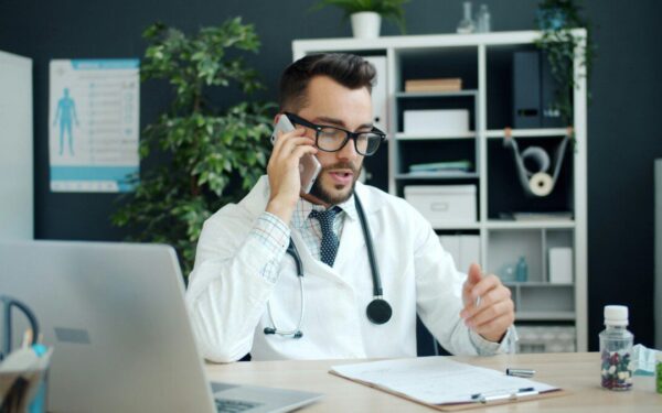 Medicinos pasaulis sujudo: naujas „ChatGPT“ režimas verčia pacientus veikti, o gydytojus – nervintis