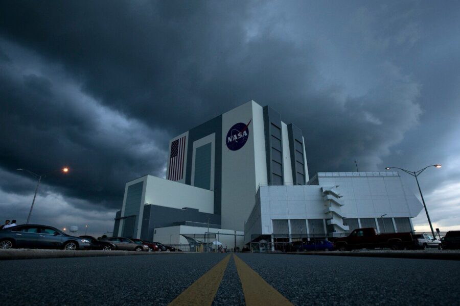 Milžiniška NASA Mėnulio raketa pagaliau vyksta į starto aikštelę: prasideda nauja kosminė era