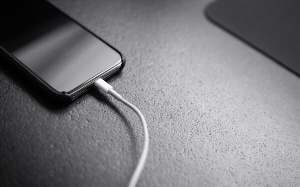 Savo išmanųjį telefoną kraunate neteisingai: pasakė, kaip iš tikrųjų reikėtų pasirūpinti savo prietaisu