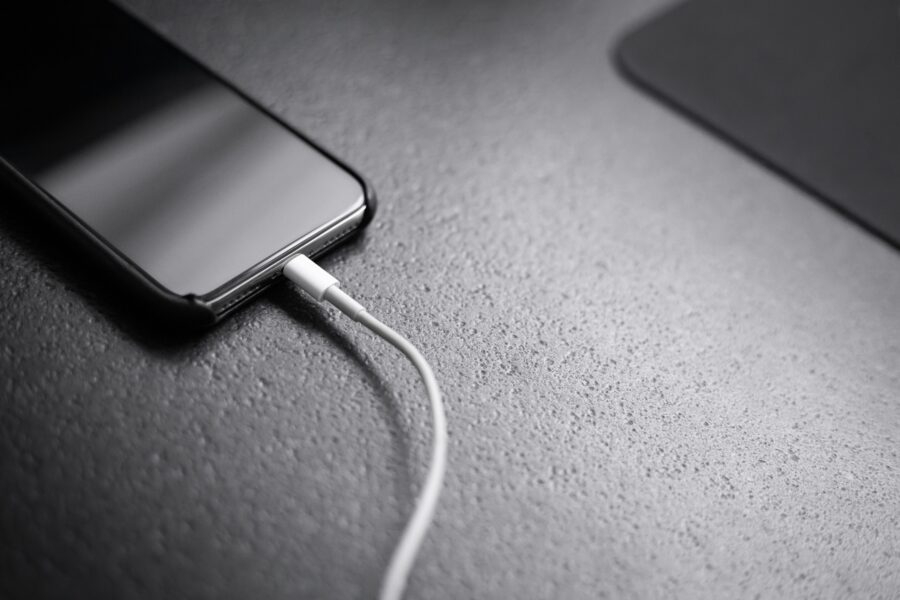 Savo išmanųjį telefoną kraunate neteisingai: pasakė, kaip iš tikrųjų reikėtų pasirūpinti savo prietaisu