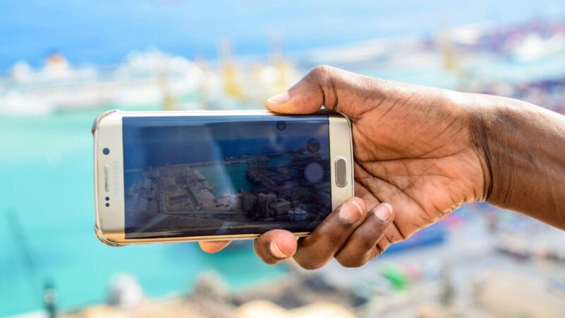 Apsauginiai stikliukai tampa nereikalingi? Naujas „Samsung“ flagmano ekranas keičia žaidimo taisykles