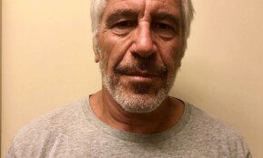 Seksualiniais nusikaltimais įtariamo milijardieriaus mirtis Niujorko kalėjime paskatino konspiracijos teorijas. EPA-ELTA nuotr.