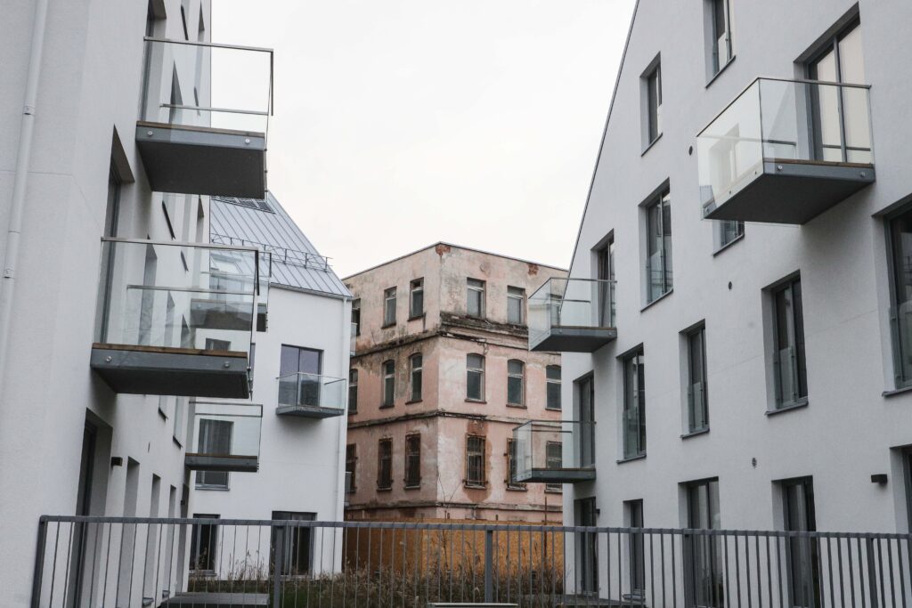 Naujos ir senos statybos namai. Dainiaus Labučio (ELTA) nuotr.