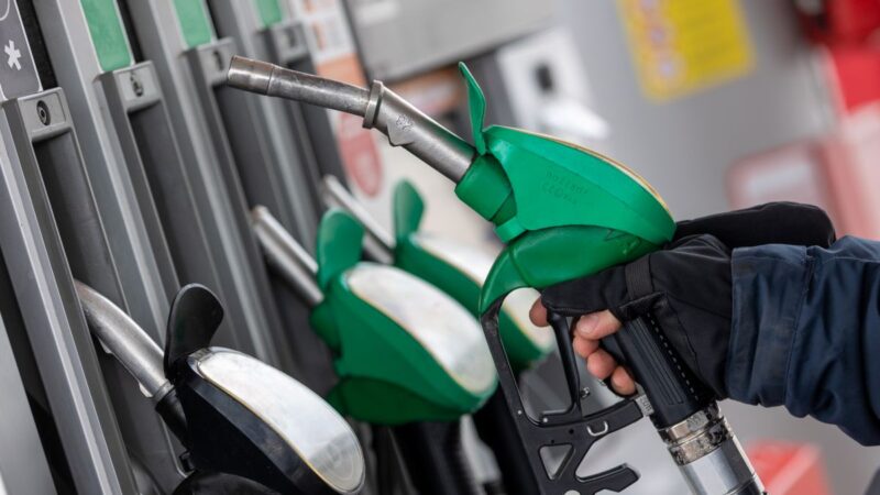 Blogos žinios vairuotojams: degalai vėl brangsta, kaimynai moka mažiau