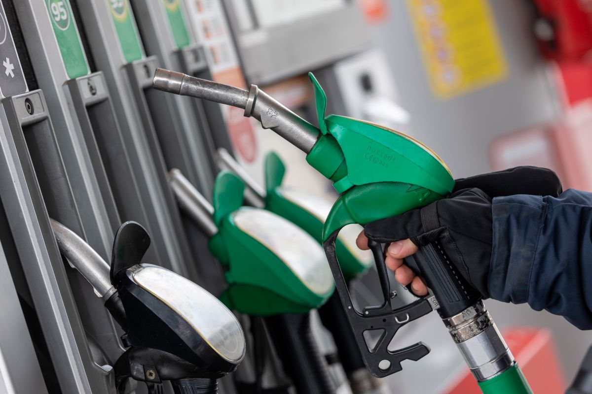 Blogos žinios vairuotojams: degalai vėl brangsta, kaimynai moka mažiau