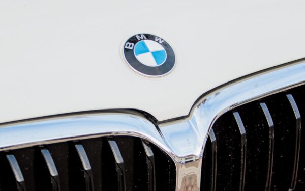 BMW išvažiavo į priešpriešą: jaunas vairuotojas be teisių sukėlė avariją Telšių rajone