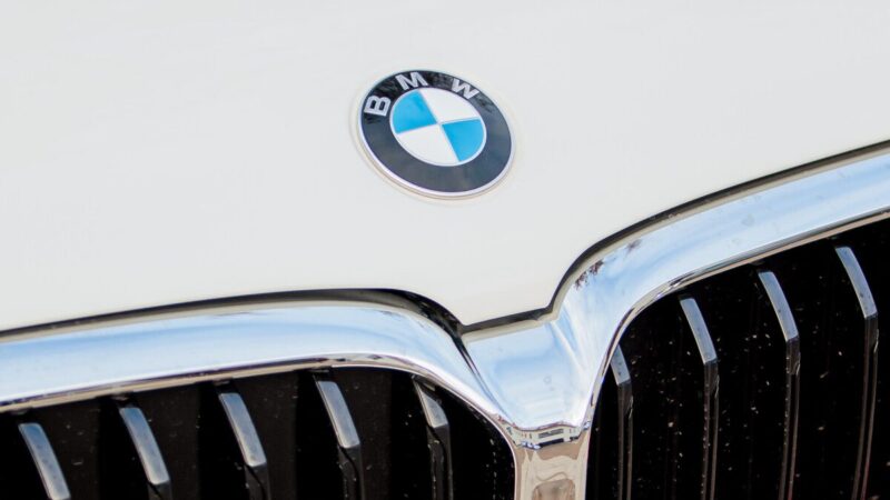 BMW išvažiavo į priešpriešą: jaunas vairuotojas be teisių sukėlė avariją Telšių rajone
