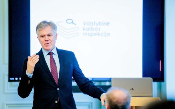 Tai kelia įtampą: Valotka prabilo apie skundus dėl nelietuviškai kalbančių užsieniečių