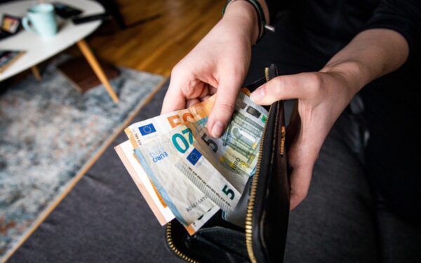 SEB bankas siunčia kritinį įspėjimą: galite likti be savo pensijos pinigų, būtina reaguoti dabar