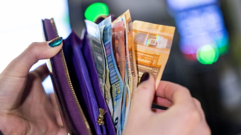 Gyventojai įsiuto dėl naujų mokesčių: apmokestinami net ir atsiskaitymai banko kortele