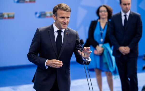 Dialogas su Kremliumi, bet pagal Europos taisykles: Macrono žinia dėl Putino