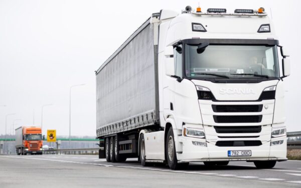 Sankcijos smogia vežėjams: vilkikai lieka neapmokėti, bet ar Lietuva už tai atsakinga?