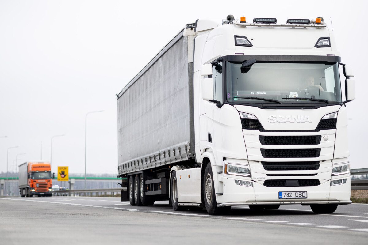 Sankcijos smogia vežėjams: vilkikai lieka neapmokėti, bet ar Lietuva už tai atsakinga?