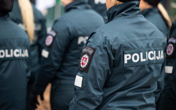 Netikėtas radinys Mažeikiuose: policijos pareigūnai aptiko naminės degtinės gaminimo įrangą