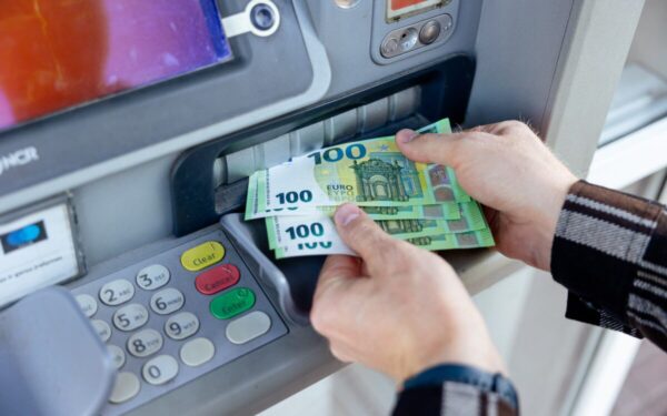 Suklusti turėtų besinaudojantys bankomatais: vos vienas veiksmas ir galite likti be nieko