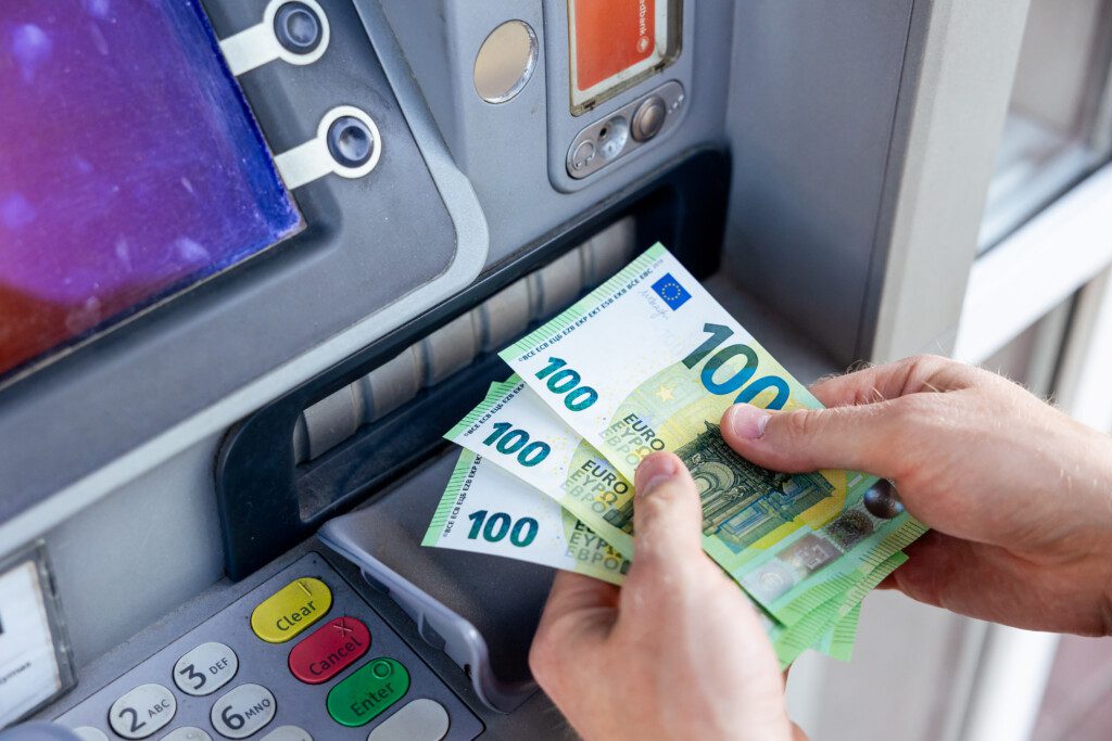 „Swedbank" bankomatas. ELTA / Andrius Ufartas nuotr.