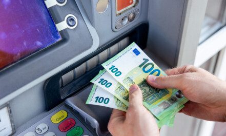 „Swedbank" bankomatas. ELTA / Andrius Ufartas nuotr.