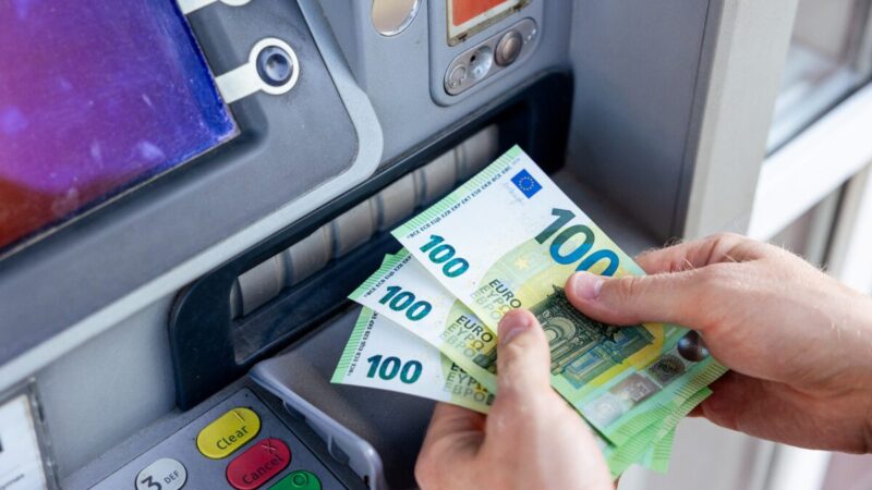 Klaida prie bankomato kainuos gyvenimo santaupas: tai daro daugelis lietuvių ir lieka be nieko