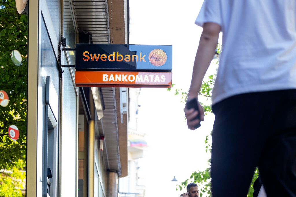 „Swedbank" bankomatas. ELTA / Andrius Ufartas nuotr.
