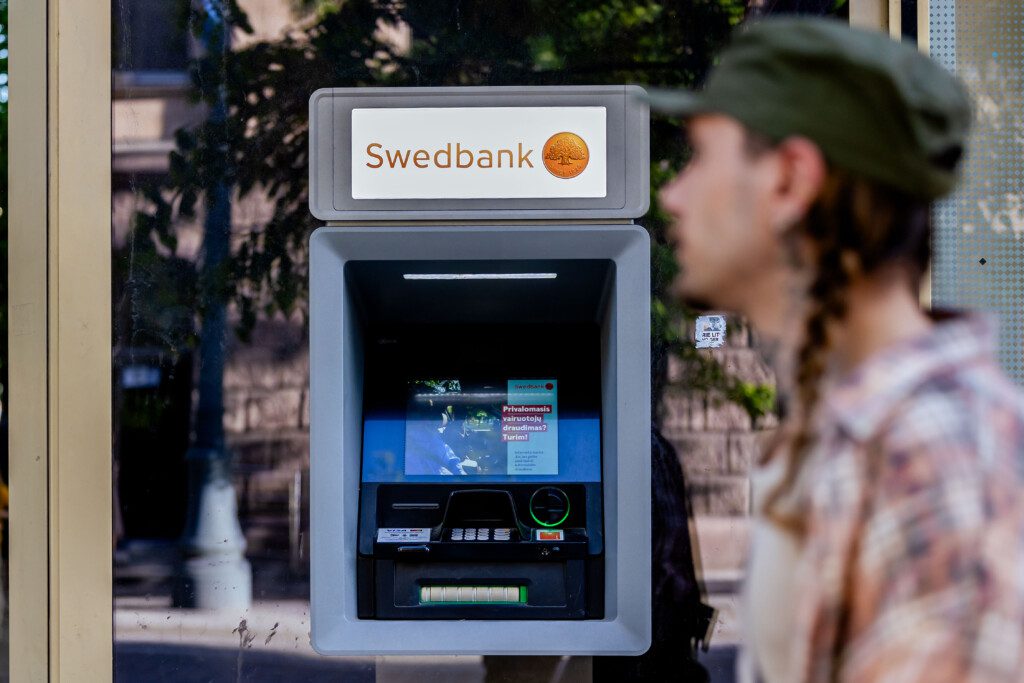 „Swedbank" bankomatas. ELTA / Andrius Ufartas nuotr.