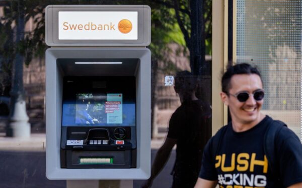 „Swedbank“ klientai įsiutę: internete daugėja nusiskundimų, šis trūkumas varo daugelį iš proto