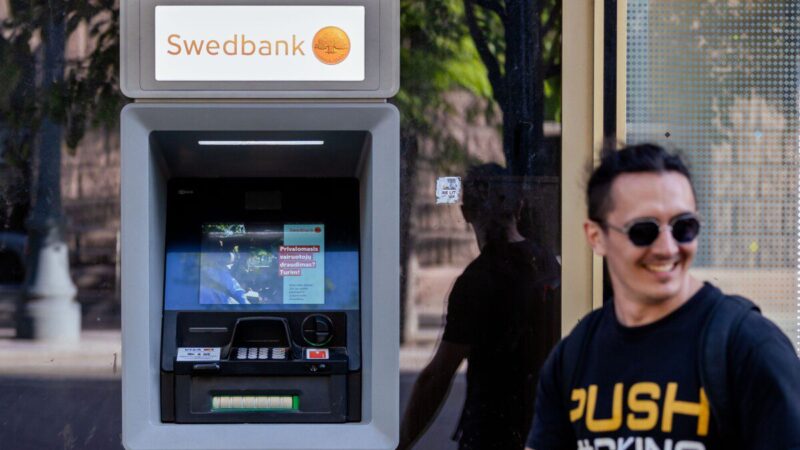 „Swedbank“ klientai įsiutę: internete daugėja nusiskundimų, šis trūkumas varo daugelį iš proto