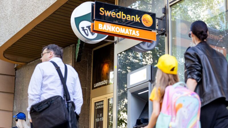 Bankai pradeda riboti grynuosius pinigus, prie bankomato galite likti nieko nepešę