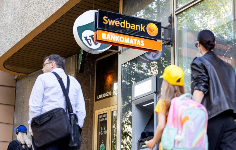 „Swedbank" bankomatas. ELTA / Andrius Ufartas nuotr.