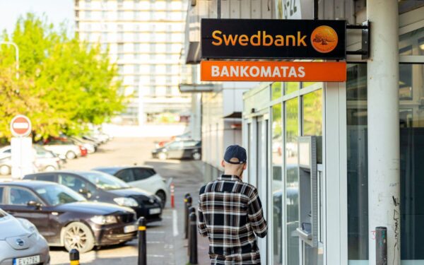 Bankas ragina nedelsiant pasirūpinti grynaisiais: „Swedbank“ siunčia įspėjimą, būtina reaguoti
