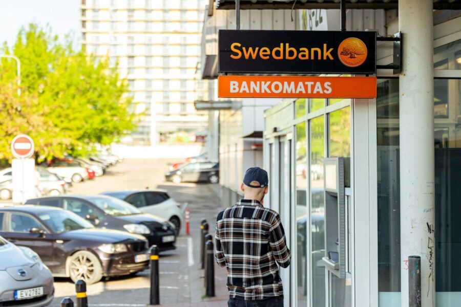 Bankas ragina nedelsiant pasirūpinti grynaisiais: „Swedbank“ siunčia įspėjimą, būtina reaguoti