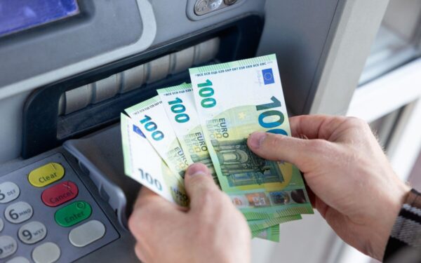 Savo pinigų teks laukti ženkliai ilgiau: nauja bankų tvarka gali apversti įpročius aukštyn kojomis