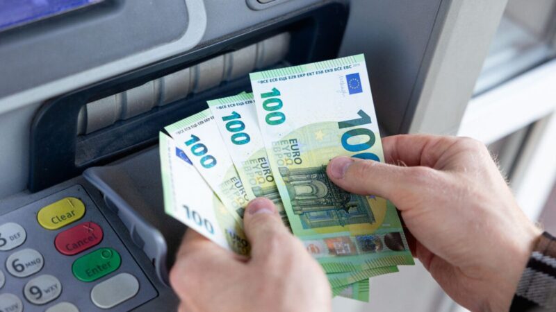 Savo pinigų teks laukti ženkliai ilgiau: nauja bankų tvarka gali apversti įpročius aukštyn kojomis