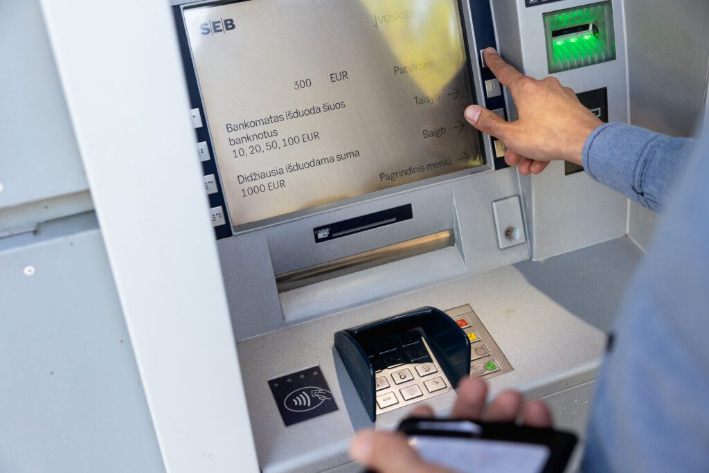 „SEB" bankomatas. ELTA / Andrius Ufartas nuotr.